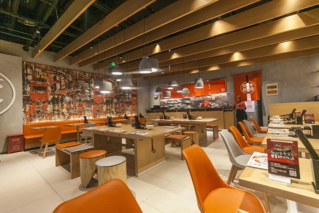 餐饮店的设计要具有特点，要与其总体装修设计风格相匹配