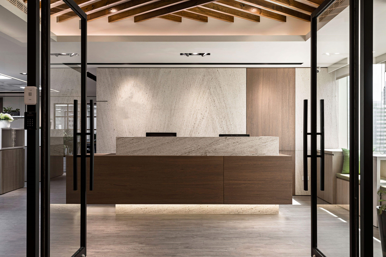 办公室装修不仅要把空间 形象要把控好，还要把人这块结合起来