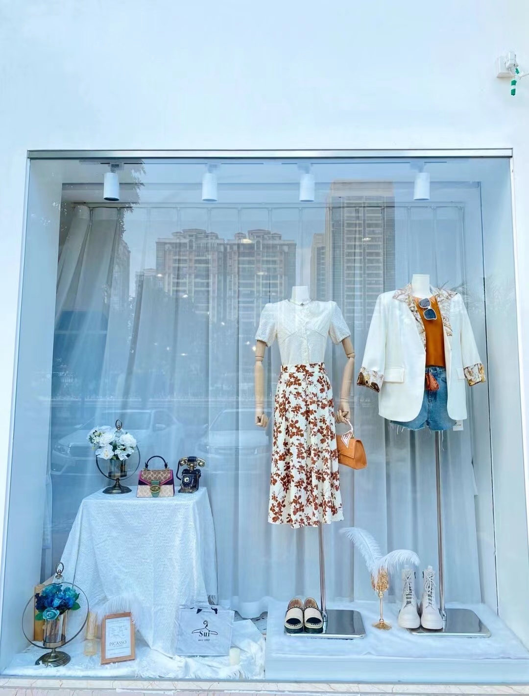 服装店的橱窗应该怎么装修设计